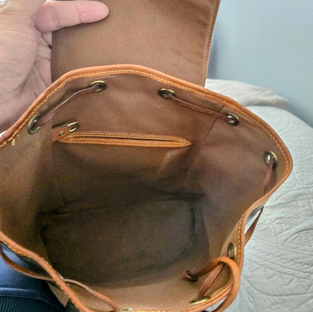 Beautiful LV Backpack - Picture 2 of 12